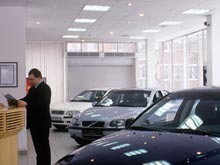 Автомобили в России продолжают дорожать, несмотря на падающий спрос - «Автоновости»