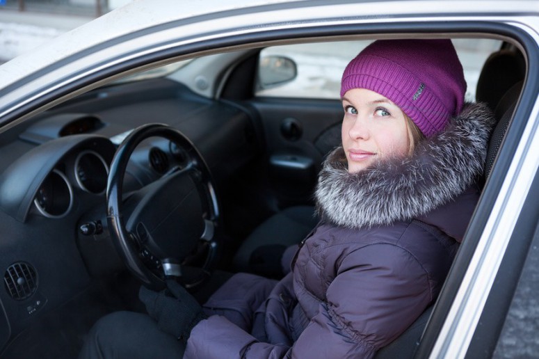 Чем чревата езда на машине в зимней одежде: видео - «Автоновости»