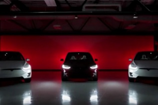 Три Tesla Model X снялись в рождественском видео  - «Авто Мир»