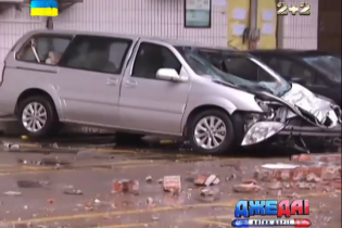 В Китае на автостоянку упал кусок жилого дома  - «Авто Мир»