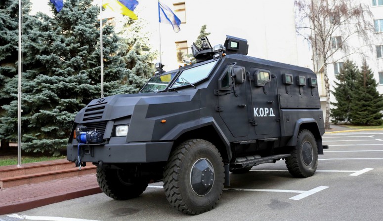 В Украине представлен броневик ВАРТА с антиминной защитой [фото] - «Автоновости»