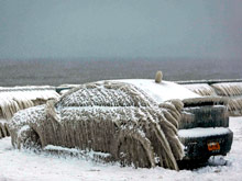 Автомобилист, припарковавший машину на берегу озера в Нью-Йорке, не смог на утро извлечь ее из ледяного панциря (ФОТО) - «Автоновости»