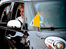 Fiat 500L, в котором ездил Папа Римский, продадут с аукциона - «Автоновости»