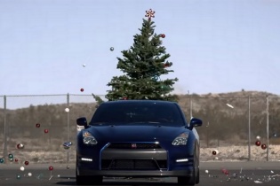 Nissan GT-R показал, как правильно разобрать новогоднюю елку (видео)  - «Авто Мир»