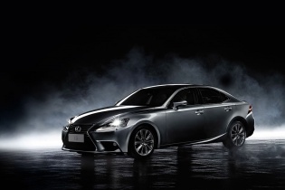 Праздничные предложения на спортивный седан Lexus IS  - «Автосалоны»