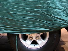 Приставы сняли колеса на 160 тысяч рублей с машины должника, больше суток просидевшего внутри - «Автоновости»