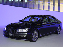 BMW представила две модификации флагманского седана с мощнейшим двигателем - «Автоновости»