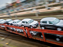 Импорт легковых машин в Россию упал почти вдвое - «Автоновости»