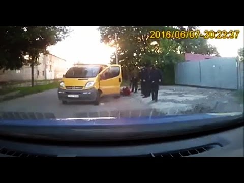 Полиция забивает дубинкой лежачего водителя  - «происшествия видео»