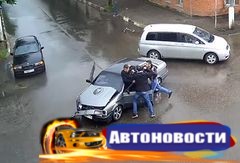 Пятничная подборка интересных видеороликов: удар за удар и автостоп для медведя - «Автоновости»