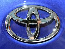 Toyota отзывает в России новые пикапы Hilux - из них могут выпадать стекла - «Автоновости»