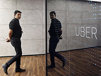 Французские таксисты напали на офис Uber в Марселе, где компания нанимала новых водителей - «Автоновости»