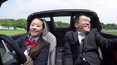 Пятничная подборка интересных видеороликов: японские школьницы против дилера и носорог на трассе - «Автоновости»