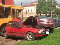 В Гродно водительница троллейбуса засмотрелась в зеркало и расплющила пять легковушек - «Автоновости»