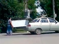 В Казахстане изобрели суровый способ перевозки холодильника с помощью багажника "Лады" и надежных женских рук (ВИДЕО) - «Автоновости»