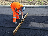 В Омске дорожники сэкономили бензин эвакуатору и на руках перенесли "Москвич", вставший на пути катков - «Автоновости»