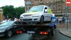 В Петербурге больше суток не могут эвакуировать Opel из-за запершегося внутри водителя - «Автоновости»
