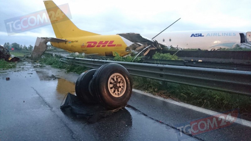 «Боинг» DHL встал поперек шоссе - «Автоновости»