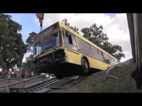 Пассажирский автобус слетел с трассы  - «происшествия видео»