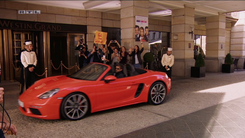 Patrick Dempsey's way of arriving at a hotel driveway.  - «видео»