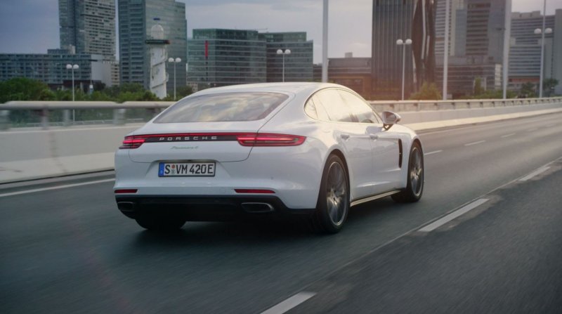 The new Panamera 4 E-Hybrid. Courage changes everything.  - «видео»