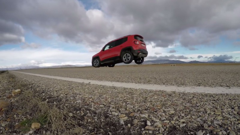 Кроссовер Jeep при аварийном торможении отрывает от земли задние колеса - «Видео»