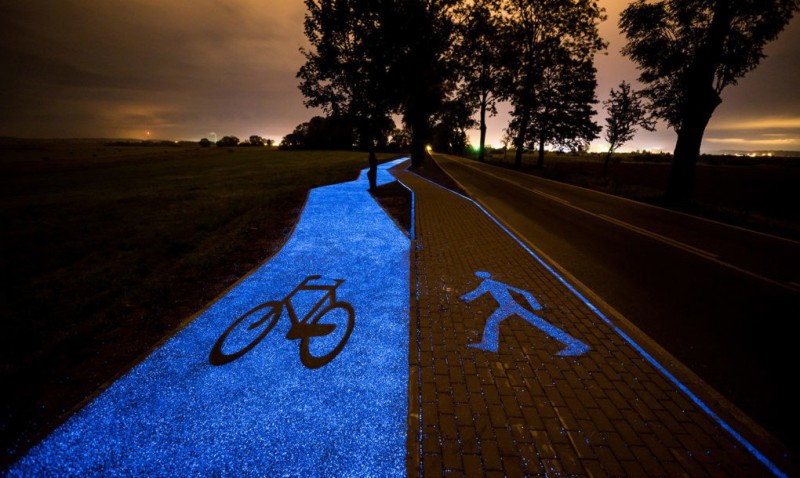 Велодорожка, которая светится ночью без электричества - «Видео»
