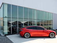 Весь первый тираж бюджетного электроседана Tesla Model 3 раскуплен - остальным придется ждать два года - «Автоновости»