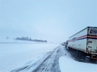Дальнобойщики в Канаде пожаловались, что в снегопад их оставили на сутки в "ловушке" посреди трассы без еды и воды - «Автоновости»