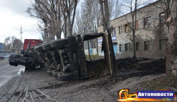 На Днепропетровщине здание сервисного центра МВД "утонуло" в свиных фекалиях - «Авто - Новости»
