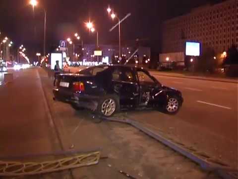 На скользкой дороге BMW протаранил ограду  - «происшествия видео»