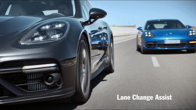 The new Panamera – Lane change assist  - «видео»