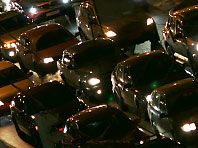 В Астрахани десятками автомобилей выложили огромного снеговика, а в Челябинске - елку - «Автоновости»