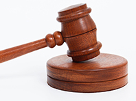 Долговязого англичанина лишили прав за опасное вождение: со стороны казалось, что управлял автомобилем стоя - «Автоновости»