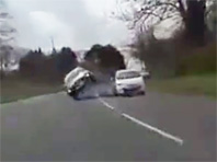 Камера поймала драматичный момент, когда от лобового удара на скорости 100 км/ч спасло удачное боковое вилли (ВИДЕО) - «Автоновости»