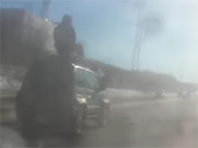 На Сахалине экстремал предпочитает ездить по морозу на крыше автомобиля (ВИДЕО) - «Автоновости»