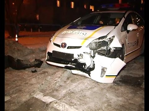Skoda и полицейская Toyota не разминулись на перекрестке  - «происшествия видео»