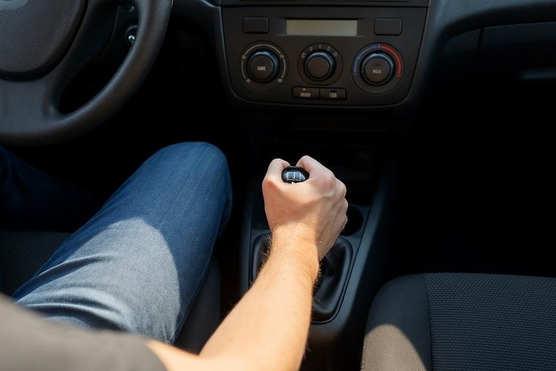 Ловушка в правах: как отметка АТ превращает водителя в пешехода-должника