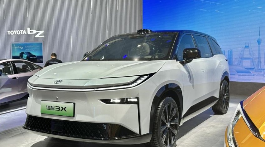 Новый кроссовер Toyota получил сразу три варианта батареи и цену от 4,69 млн рублей