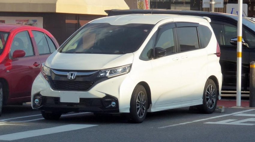 Надежнее китайцев и доступнее отечественных авто: в регионы завезли практичный трехрядный минивэн